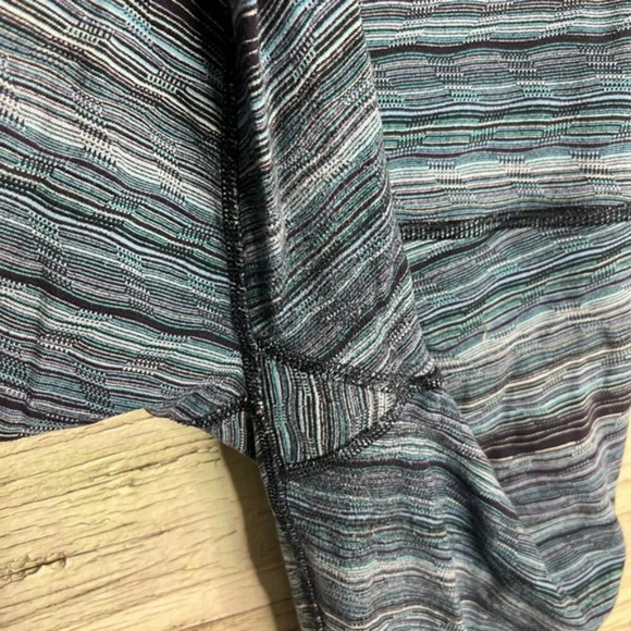 Lululemon high rise striped blue leggings size 4 crop - Picture 7 of 8